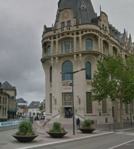 C’est aux abords de la médiathèque l’Apostrophe, en plein centre-ville de Chartres, que s’est joué le drame (Capture d’écran).