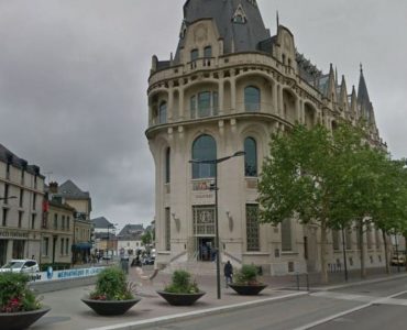 C’est aux abords de la médiathèque l’Apostrophe, en plein centre-ville de Chartres, que s’est joué le drame (Capture d’écran).