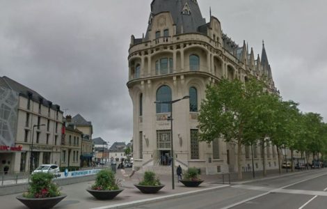 C’est aux abords de la médiathèque l’Apostrophe, en plein centre-ville de Chartres, que s’est joué le drame (Capture d’écran).