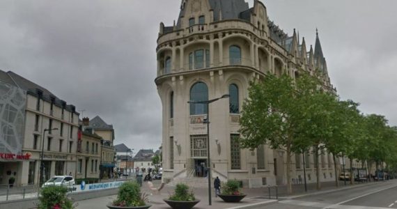 C’est aux abords de la médiathèque l’Apostrophe, en plein centre-ville de Chartres, que s’est joué le drame (Capture d’écran).