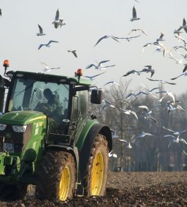 Un engin agricole entouré d