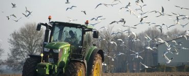 Un engin agricole entouré d