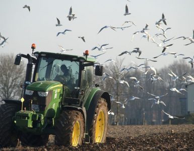 Un engin agricole entouré d