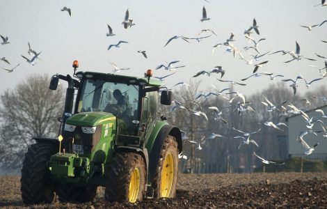 Un engin agricole entouré d