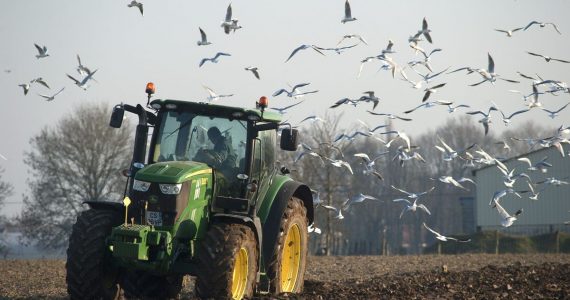 Un engin agricole entouré d