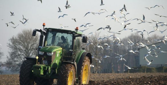Un engin agricole entouré d