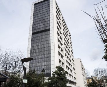 Dans le nouvel écoquartier de L’Ile-Saint-Denis (Seine-Saint-Denis) avec sa façade photovoltaïque, le 29 janvier.