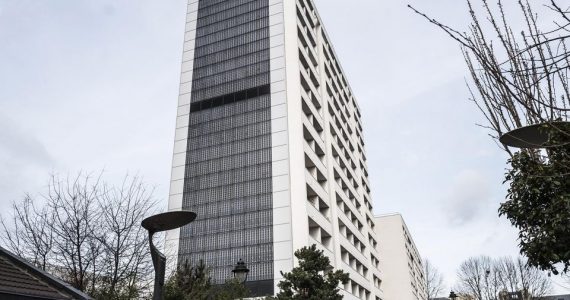 Dans le nouvel écoquartier de L’Ile-Saint-Denis (Seine-Saint-Denis) avec sa façade photovoltaïque, le 29 janvier.