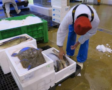 Illustration. Des employés parvenaient à subtiliser des cageots remplis de marchandises peu de temps avant le marché aux poissons de deux heures du matin.