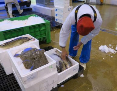 Illustration. Des employés parvenaient à subtiliser des cageots remplis de marchandises peu de temps avant le marché aux poissons de deux heures du matin.