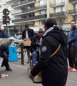À gauche, un homme ramasse une affiche arrachée du candidat LREM aux municipales. À droite, l’homme avec qui Daly Ndiaye a eu une altercation.