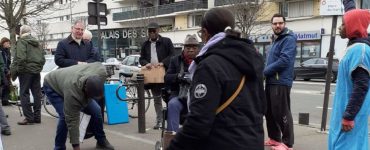 À gauche, un homme ramasse une affiche arrachée du candidat LREM aux municipales. À droite, l’homme avec qui Daly Ndiaye a eu une altercation.