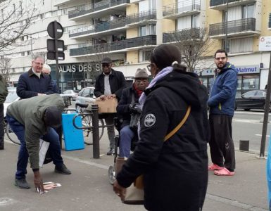 À gauche, un homme ramasse une affiche arrachée du candidat LREM aux municipales. À droite, l’homme avec qui Daly Ndiaye a eu une altercation.