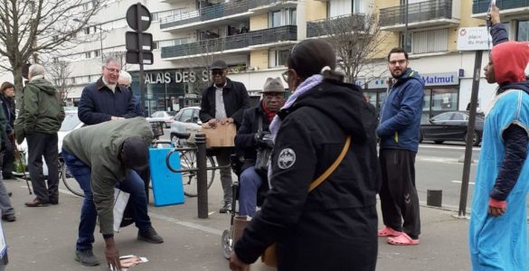 À gauche, un homme ramasse une affiche arrachée du candidat LREM aux municipales. À droite, l’homme avec qui Daly Ndiaye a eu une altercation.