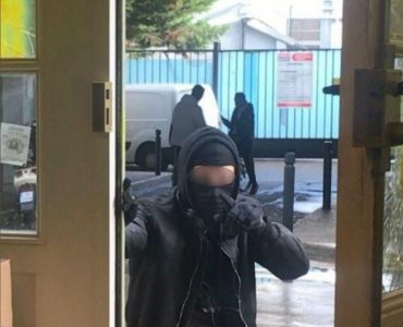 Saint-Denis, mardi 25 février. Un homme a insulté et menacé les militants LREM dans leur local.