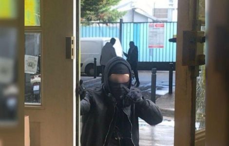 Saint-Denis, mardi 25 février. Un homme a insulté et menacé les militants LREM dans leur local.