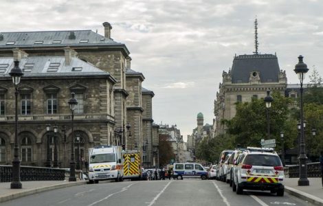 Depuis l’attaque de la préfecture de police de Paris le 3 octobre, des mesures ont été prises pour la police et les services de renseignement visant à protéger les fonctionnaires de leur collègue.