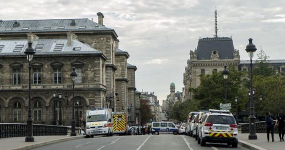 Depuis l’attaque de la préfecture de police de Paris le 3 octobre, des mesures ont été prises pour la police et les services de renseignement visant à protéger les fonctionnaires de leur collègue.