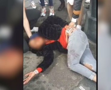 Mijosé, atteinte de plusieurs coups de couteau, a été secourue par des passants. Pendant ce temps, l’agression était diffusée en direct sur les réseaux sociaux.