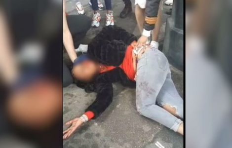 Mijosé, atteinte de plusieurs coups de couteau, a été secourue par des passants. Pendant ce temps, l’agression était diffusée en direct sur les réseaux sociaux.