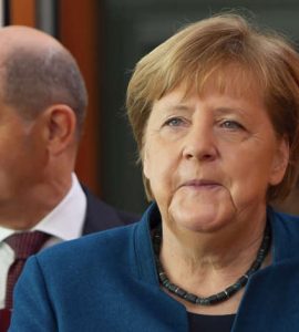La chancelière allemande, Angela Merkel, arrive aux côtés du vice-chancelier et ministre des finances, Olaf Scholz, à gauche, pour la réunion hebdomadaire du cabinet du gouvernement allemand à la chancellerie, à Berlin, Allemagne, mercredi 5 février 2020.
