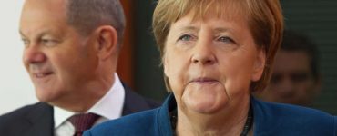 La chancelière allemande, Angela Merkel, arrive aux côtés du vice-chancelier et ministre des finances, Olaf Scholz, à gauche, pour la réunion hebdomadaire du cabinet du gouvernement allemand à la chancellerie, à Berlin, Allemagne, mercredi 5 février 2020.