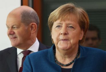 La chancelière allemande, Angela Merkel, arrive aux côtés du vice-chancelier et ministre des finances, Olaf Scholz, à gauche, pour la réunion hebdomadaire du cabinet du gouvernement allemand à la chancellerie, à Berlin, Allemagne, mercredi 5 février 2020.