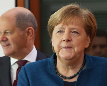 La chancelière allemande, Angela Merkel, arrive aux côtés du vice-chancelier et ministre des finances, Olaf Scholz, à gauche, pour la réunion hebdomadaire du cabinet du gouvernement allemand à la chancellerie, à Berlin, Allemagne, mercredi 5 février 2020.