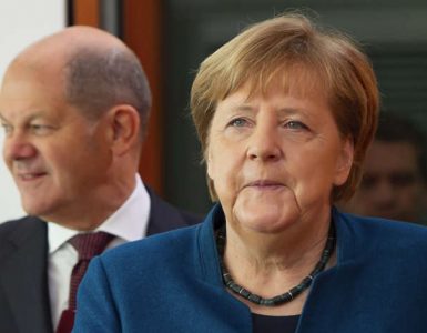 La chancelière allemande, Angela Merkel, arrive aux côtés du vice-chancelier et ministre des finances, Olaf Scholz, à gauche, pour la réunion hebdomadaire du cabinet du gouvernement allemand à la chancellerie, à Berlin, Allemagne, mercredi 5 février 2020.