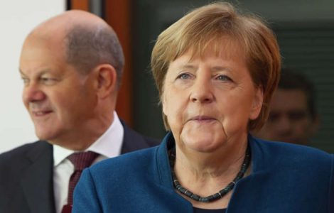 La chancelière allemande, Angela Merkel, arrive aux côtés du vice-chancelier et ministre des finances, Olaf Scholz, à gauche, pour la réunion hebdomadaire du cabinet du gouvernement allemand à la chancellerie, à Berlin, Allemagne, mercredi 5 février 2020.
