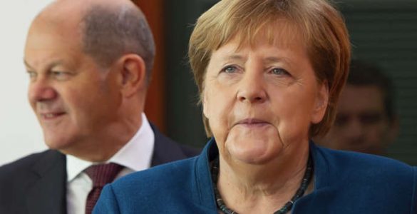 La chancelière allemande, Angela Merkel, arrive aux côtés du vice-chancelier et ministre des finances, Olaf Scholz, à gauche, pour la réunion hebdomadaire du cabinet du gouvernement allemand à la chancellerie, à Berlin, Allemagne, mercredi 5 février 2020.