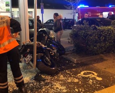 Sur une moto qui a fini sa course dans un abribus, Toufik Mazouz a mortellement heurté une dame de 73 ans, devant le supermarché Lidl, route de Lyon. Samedi, il s