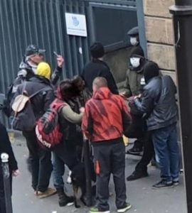 Rue Ambroise-Paré (Xe). Depuis le début de l’épidémie de Covid-19, et la fermeture de plusieurs centres d’accueil, les toxicomanes affluent à proximité de la salle de shoot pour se retrouver et rencontrer les dealers. Les riverains sont à bout.