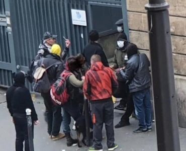 Rue Ambroise-Paré (Xe). Depuis le début de l’épidémie de Covid-19, et la fermeture de plusieurs centres d’accueil, les toxicomanes affluent à proximité de la salle de shoot pour se retrouver et rencontrer les dealers. Les riverains sont à bout.