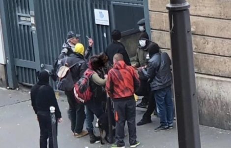 Rue Ambroise-Paré (Xe). Depuis le début de l’épidémie de Covid-19, et la fermeture de plusieurs centres d’accueil, les toxicomanes affluent à proximité de la salle de shoot pour se retrouver et rencontrer les dealers. Les riverains sont à bout.
