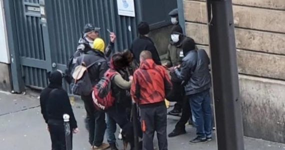 Rue Ambroise-Paré (Xe). Depuis le début de l’épidémie de Covid-19, et la fermeture de plusieurs centres d’accueil, les toxicomanes affluent à proximité de la salle de shoot pour se retrouver et rencontrer les dealers. Les riverains sont à bout.