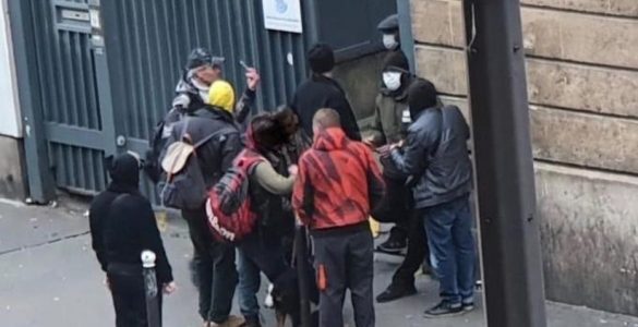 Rue Ambroise-Paré (Xe). Depuis le début de l’épidémie de Covid-19, et la fermeture de plusieurs centres d’accueil, les toxicomanes affluent à proximité de la salle de shoot pour se retrouver et rencontrer les dealers. Les riverains sont à bout.