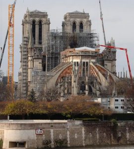 En février, les autorités avaient annoncé la réouverture possible du parvis de Notre-Dame « en mars », à l’issue d’un nouveau nettoyage. Mais avec la pandémie de Covid-19, tout le chantier a été stoppé.