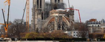 En février, les autorités avaient annoncé la réouverture possible du parvis de Notre-Dame « en mars », à l’issue d’un nouveau nettoyage. Mais avec la pandémie de Covid-19, tout le chantier a été stoppé.