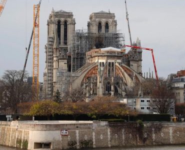 En février, les autorités avaient annoncé la réouverture possible du parvis de Notre-Dame « en mars », à l’issue d’un nouveau nettoyage. Mais avec la pandémie de Covid-19, tout le chantier a été stoppé.