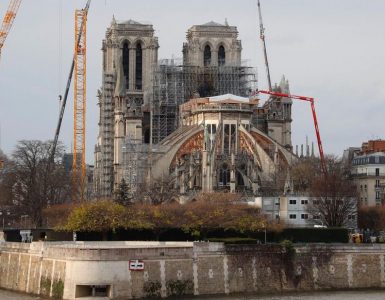 En février, les autorités avaient annoncé la réouverture possible du parvis de Notre-Dame « en mars », à l’issue d’un nouveau nettoyage. Mais avec la pandémie de Covid-19, tout le chantier a été stoppé.
