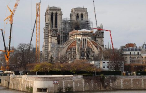 En février, les autorités avaient annoncé la réouverture possible du parvis de Notre-Dame « en mars », à l’issue d’un nouveau nettoyage. Mais avec la pandémie de Covid-19, tout le chantier a été stoppé.