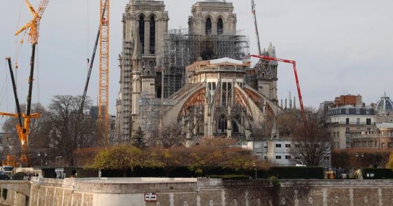 En février, les autorités avaient annoncé la réouverture possible du parvis de Notre-Dame « en mars », à l’issue d’un nouveau nettoyage. Mais avec la pandémie de Covid-19, tout le chantier a été stoppé.