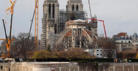 En février, les autorités avaient annoncé la réouverture possible du parvis de Notre-Dame « en mars », à l’issue d’un nouveau nettoyage. Mais avec la pandémie de Covid-19, tout le chantier a été stoppé.
