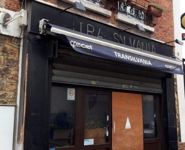 Aubervilliers, février 2020. Le Transilvania est resté fermé depuis l’incendie criminel dans lequel une serveuse avait péri dans les flammes.