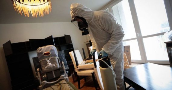 Illustration. Plusieurs villes du 93 appellent les habitants, notamment âgés, à ne pas ouvrir leur porte à de faux agents municipaux disant vouloir désinfecter les logements contre le coronavirus.