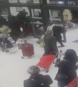 Une vidéo montre des clients entrés de force par dizaines dans le centre commercial des 3-Fontaines, à Cergy (Val-d’Oise). 