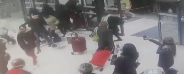 Une vidéo montre des clients entrés de force par dizaines dans le centre commercial des 3-Fontaines, à Cergy (Val-d’Oise). 