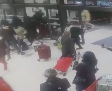Une vidéo montre des clients entrés de force par dizaines dans le centre commercial des 3-Fontaines, à Cergy (Val-d’Oise). 