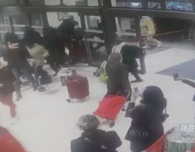 Une vidéo montre des clients entrés de force par dizaines dans le centre commercial des 3-Fontaines, à Cergy (Val-d’Oise). 